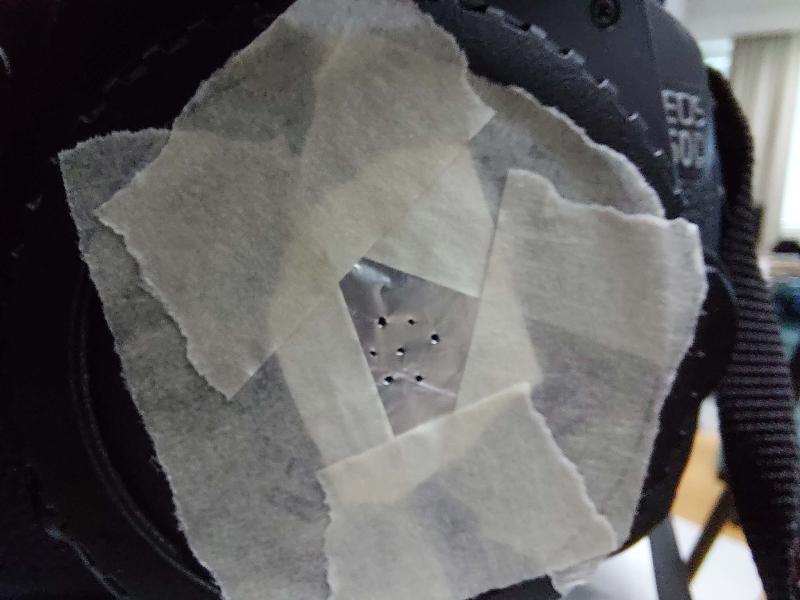 Runkotulppaan kiinnitetty folio, jossa udeampi pinhole